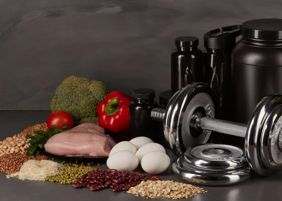 Aliments sains et haltères illustrant une alimentation équilibrée
