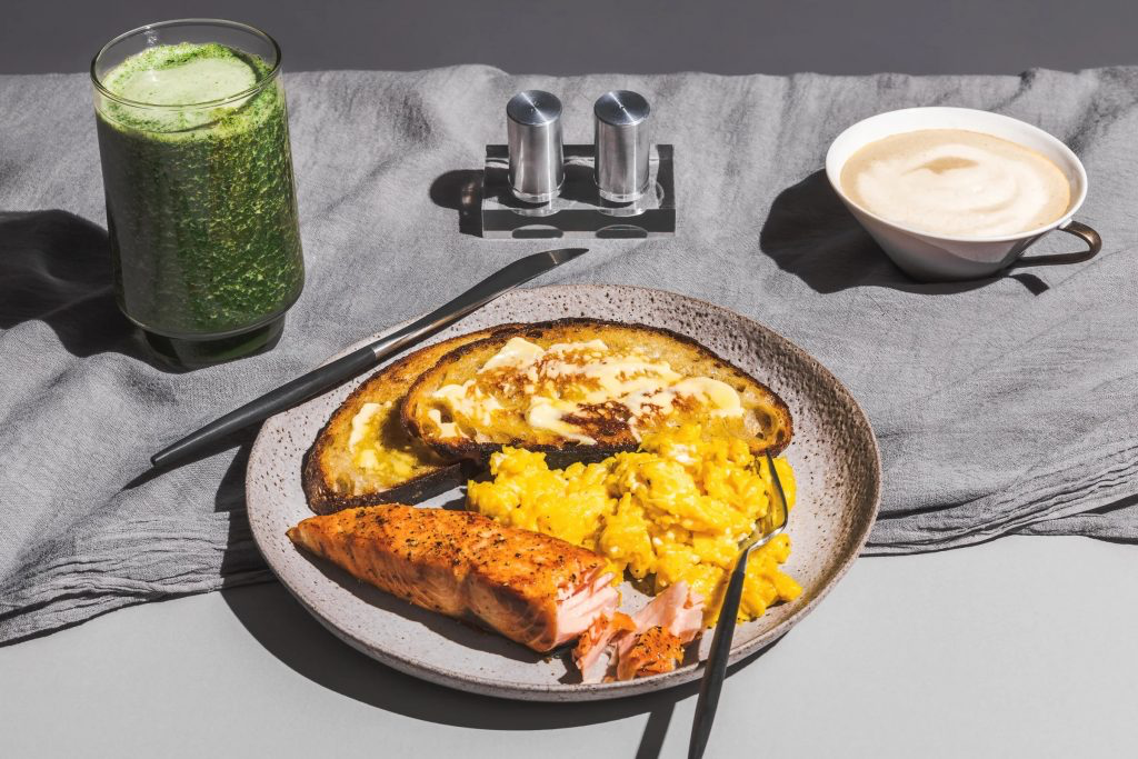 Petit-déjeuner sain avec des œufs et un smoothie