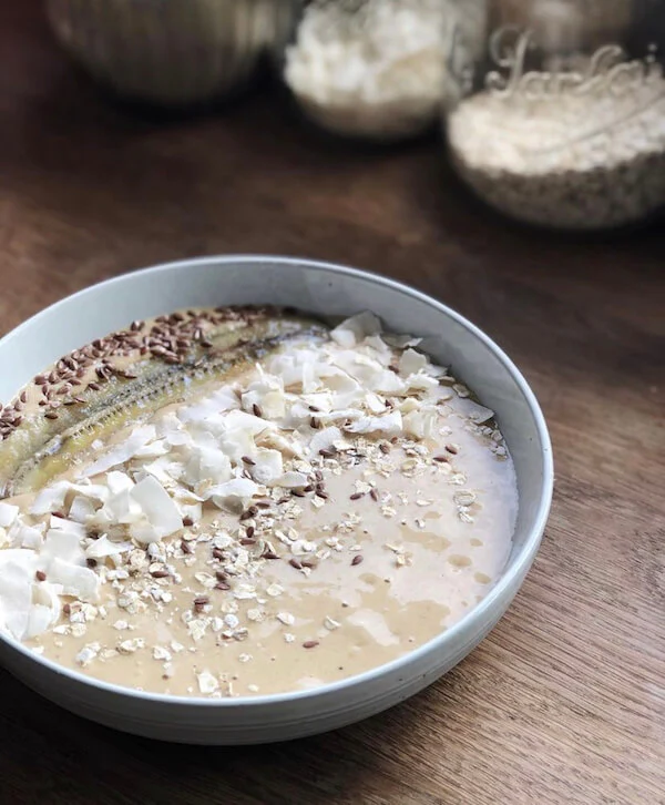 Smoothie bowl garni de graines et de fruits