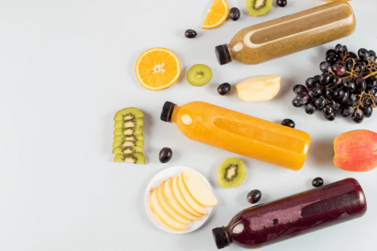 Jus de fruits maison entourés de fruits frais