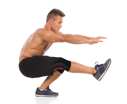 Homme réalisant un pistol squat avec une genouillère