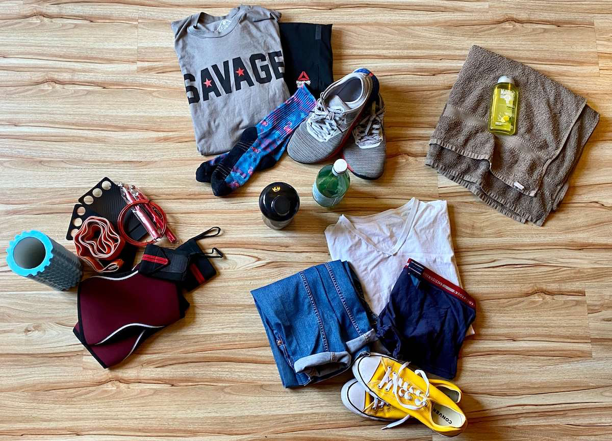 Affaires de CrossFit étalées pour préparer son sac