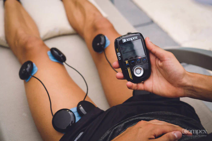 Électrostimulateur Compex utilisé sur une jambe
