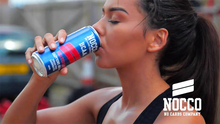 Femme buvant une boisson énergisante Nocco