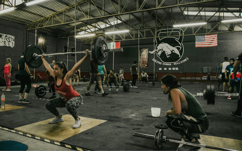 Athlètes à l'haltérophilie dans une box de CrossFit