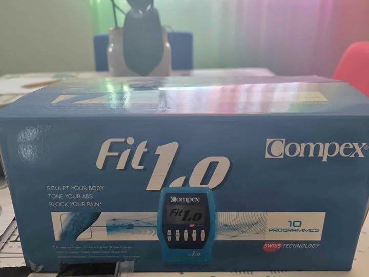 Boîte du Compex FIT 1.0 annonçant 10 programmes et les promesses sculpter, tonifier, soulager