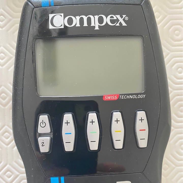 Boîtier du Compex SP 2.0 vu de face, avec son écran rétroéclairé et les réglages des quatre canaux