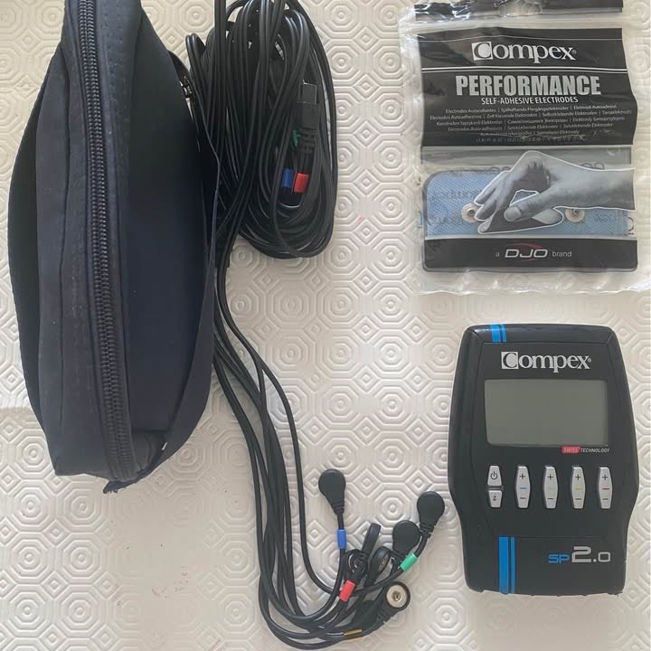 Contenu du Compex SP 2.0 : trousse de transport, faisceau de câbles Snap, sachet d'électrodes et boîtier