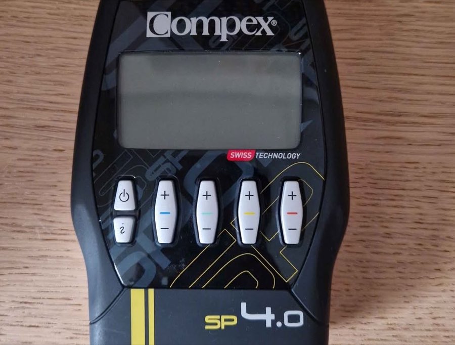 Boîtier du Compex SP 4.0 noir et jaune, écran rétroéclairé et réglages des quatre canaux indépendants