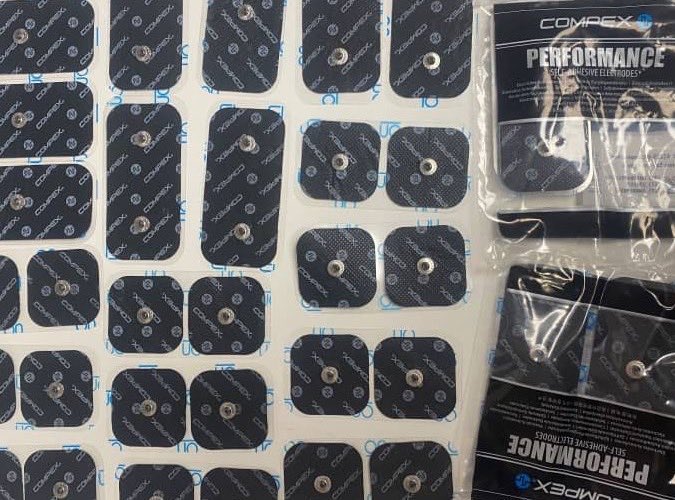 Électrodes Snap carrées et rectangulaires Compex Performance étalées, illustrant le coût des consommables