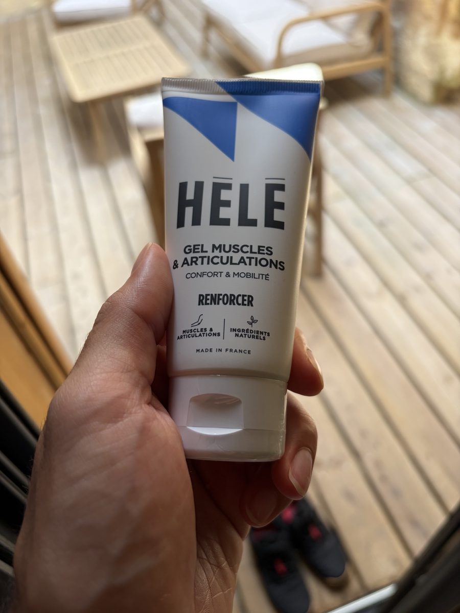 Tube HÉLÉ Gel muscles & articulations Renforcer 75 ml, confort et mobilité, tenu en main