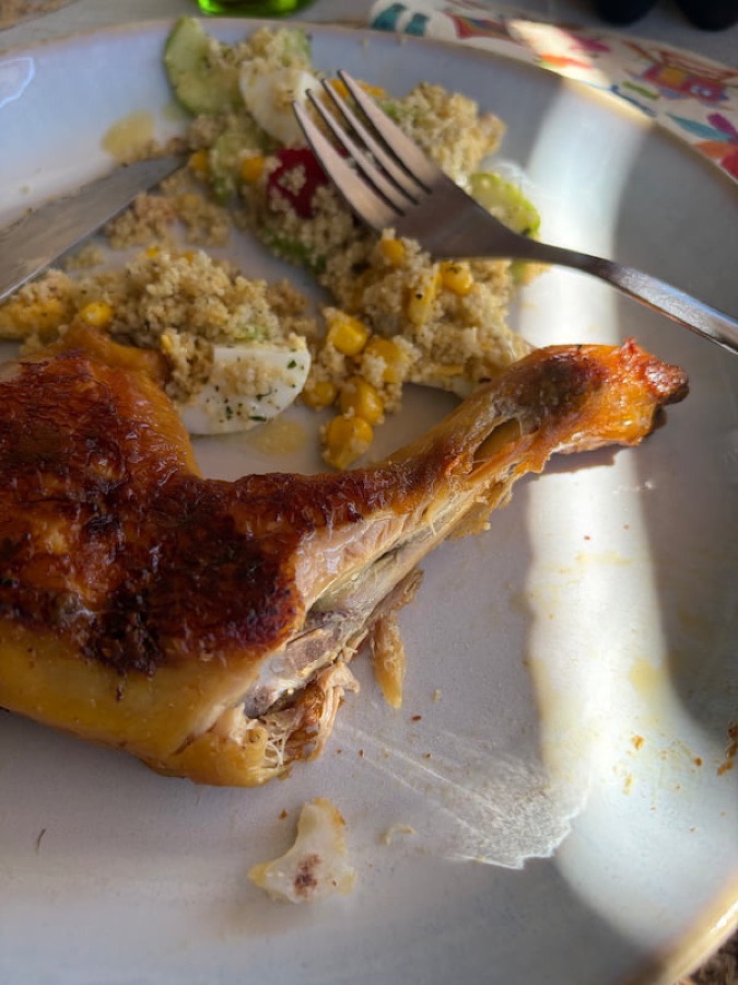 Assiette de cuisse de poulet rôtie, taboulé et œuf dur, un repas simple qui couvre les besoins d'une séance de CrossFit