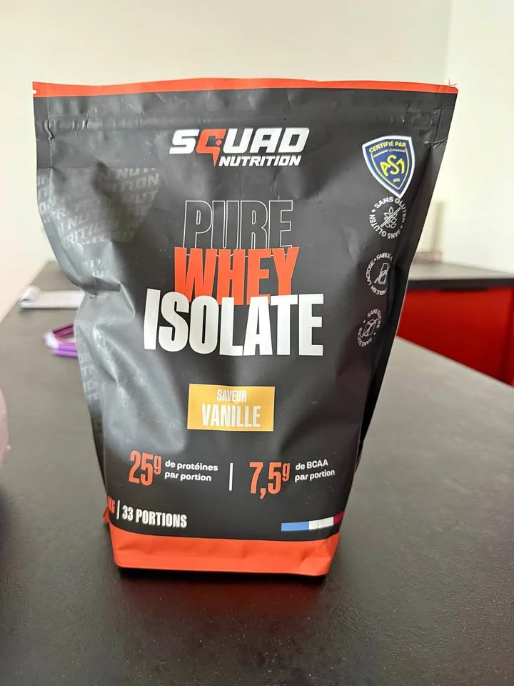 Sachet de 1 kg de Pure Whey Isolate Squad Nutrition vanille, avec le blason ASM Clermont Auvergne et la mention 7,5 g de BCAA