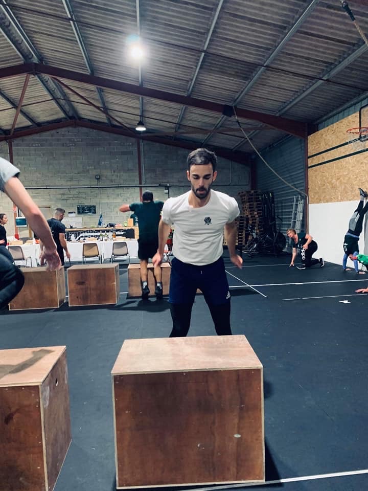 Gabin et d'autres pratiquants sur des box jumps pendant une compétition interne