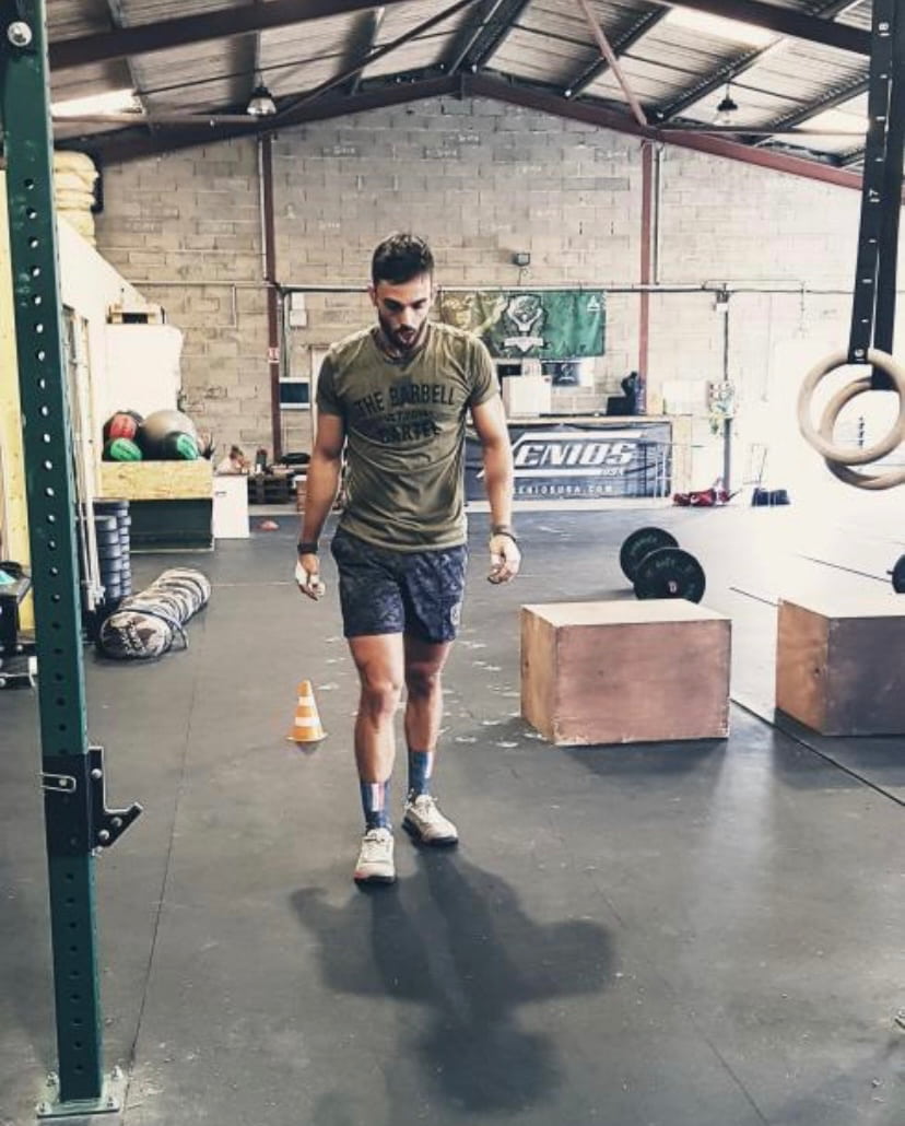 Intérieur d’une box de CrossFit un samedi midi, maniques et box de saut
