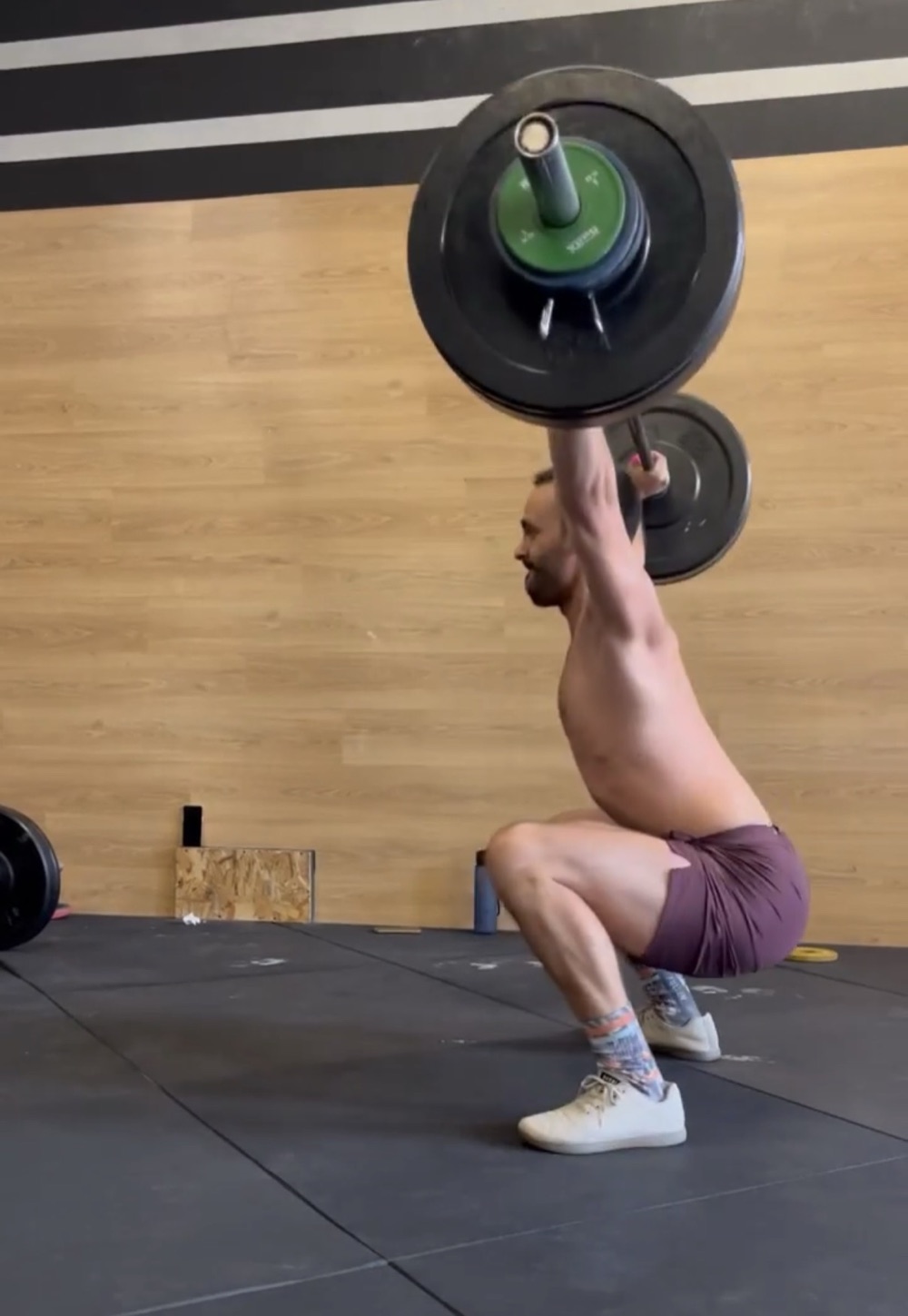 Gabin en overhead squat, barre verrouillée bras tendus au-dessus de la tête